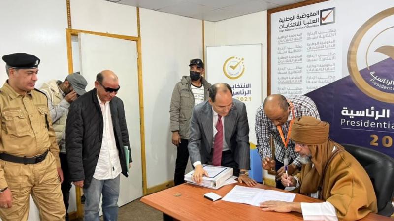 سيف الإسلام القذافي خلال تقديمه أوراق ترشحه إلى الرئاسة في ليبيا (رويترز)