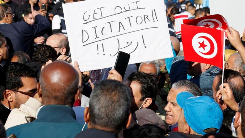 رفع آلاف المحتجّين التونسيين شعارات تنادي بالخروج من حالة الاستثناء والعودة إلى المسار الديمقراطي