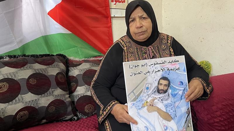 والدة الأسير الفلسطيني كايد الفسفوس المضرب عن الطعام