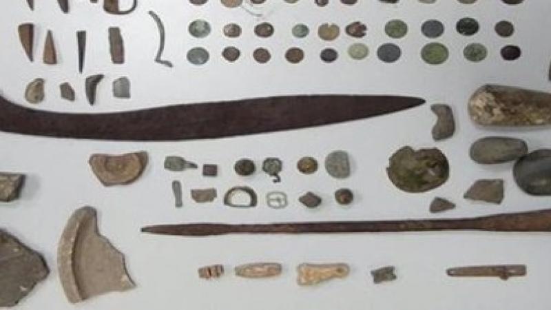 صادرت الشرطة الإسبانية السيف وغيره من القطع الأثرية بما في ذلك رؤوس سهام ومجوهرات وشظايا خزفية (تويتر- بوليسيا ناسيونال)