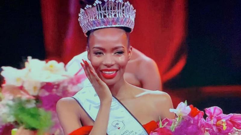 لاليلا مسوان لحظة تتويجها في مسابقة ملكة جنوب إفريقيا (فيسبوك)