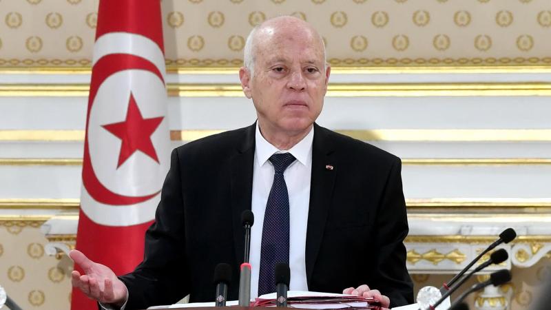 لم يُوضح بيان الرئاسة التونسية أسباب قرار الإقالات