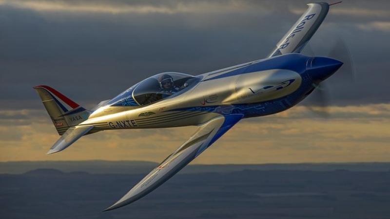 تعمل طائرة "رولز رويس" بواسطة محرك كهربائي بقوة 400 كيلو وات (تويتر)
