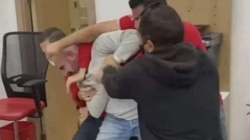 انتشر مقطع فيديو يظهر العاملين في شركة "فودافون" وهم يعتدون بالضرب على أحد العملاء (تويتر)
