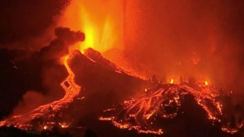 يعد الثوران البركاني في لا بالما هو الأول منذ 50 عامًا (تويتر)