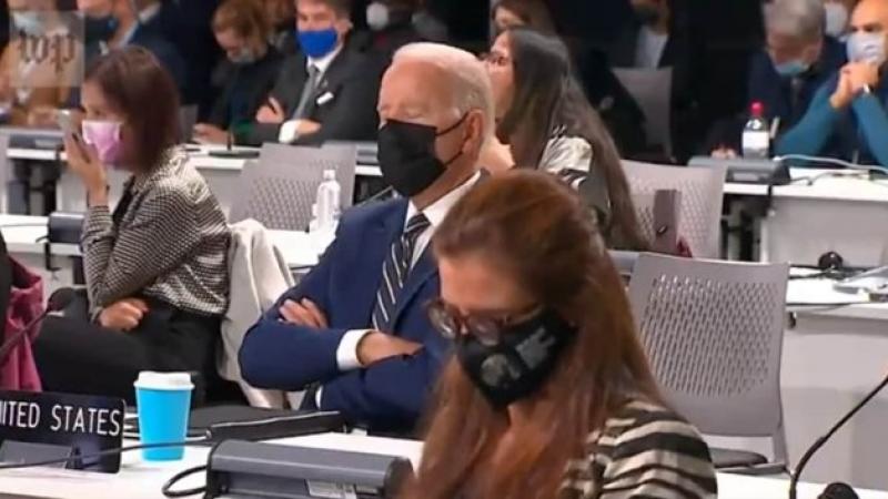 انتشر مقطع فيديو يظهر فيه الرئيس الأميركي جو بايدن وهو يغلق عينيه خلال افتتاح مؤتمر المناخ في غلاسكو (تويتر)