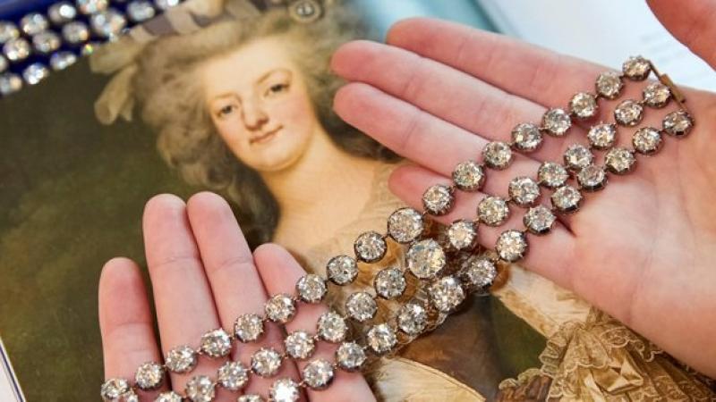 اشترت ملكة فرنسا ماري أنطوانيت هذه الأساور عام 1776 (تويتر)