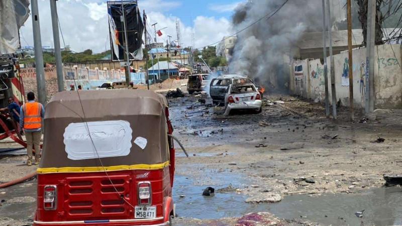 استهدف التفجير قافلة أمنية لحفظ السلام بالعاصمة الصومالية مقديشو (مواقع التواصل)