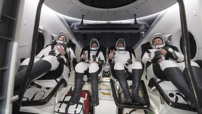 عودة رواد الفضاء الأربعة إلى الأرض بعد حوالي 200 يوم في محطة الفضاء الدولية (موقع ناسا)