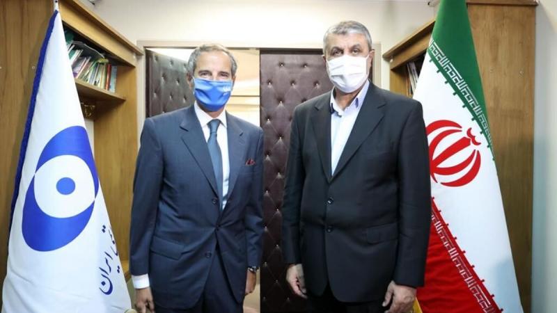 غروسي إلى جانب رئيس المنظمة الإيرانية للطاقة الذرية محمد إسلامي (تويتر)