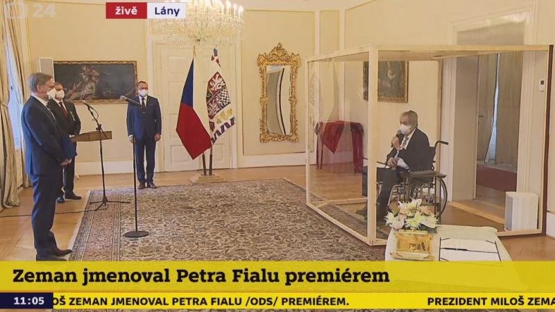 حضر رئيس جمهورية التشيك ميلوس زيمان مراسم تنصيب الحكومة آتيًا على كرسي متحرك، رغم إصابته بفيروس كورونا