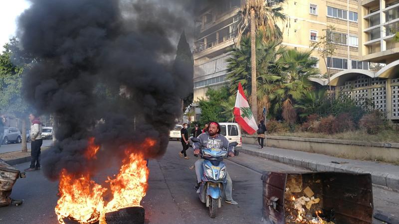 قطع محتجون طرقات عدة في لبنان بالإطارات المشتعلة (تويتر)