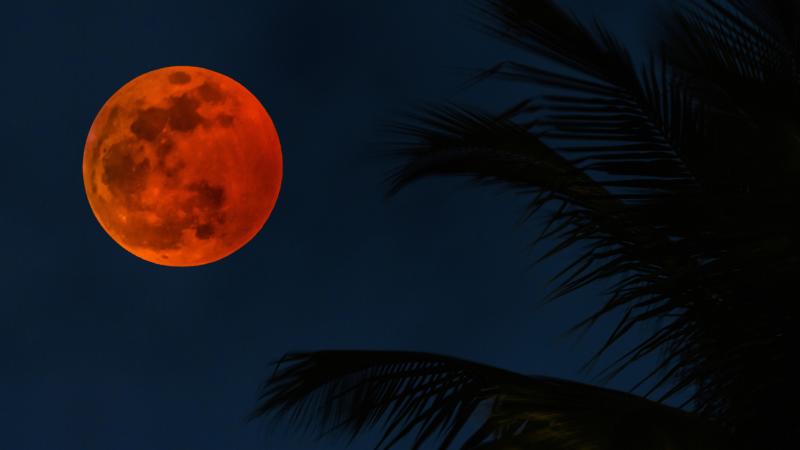يحدث خسوف القمر عندما تأتي الأرض بين القمر والشمس (غيتي)