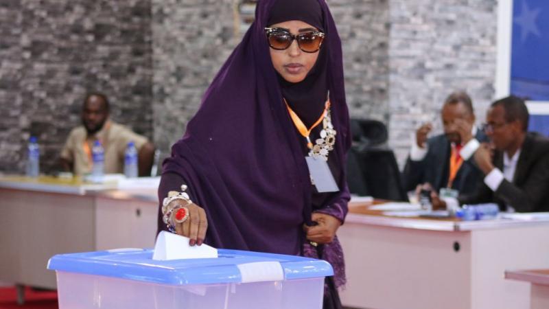 تتبع الانتخابات في الصومال نظامًا معقدًا وغير مباشر، إذ تختار الهيئات التشريعية للولايات ومندوبو العشائر نواب البرلمان الوطني الذين ينتخبون بدورهم الرئيس