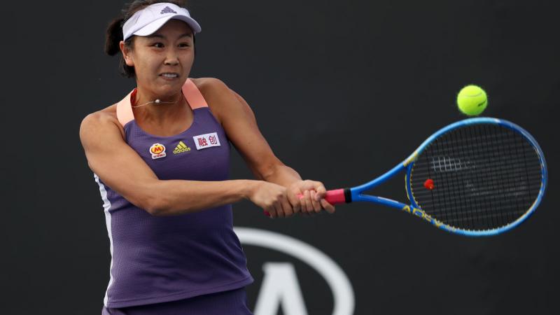 فازت نجمة التنس الصينية السابقة بينغ شواي بـ23 لقبًا في الجولات الزوجية للتنس (غيتي)