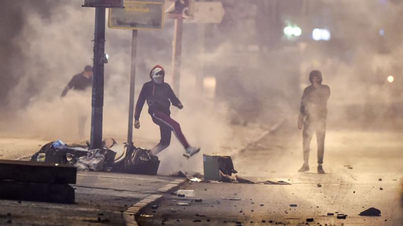 عبّر عدد من أهالي مدينة صفاقس عن استيائهم من الكميات الكبيرة من الغاز المسيل للدموع المستخدمة في الاحتجاجات (غيتي)