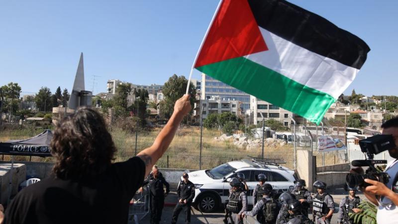 تنوي محاكم الاحتلال الإسرائيلي تهجير الفلسطينيين من منازلهم في حي الشيخ جراح (غيتي)