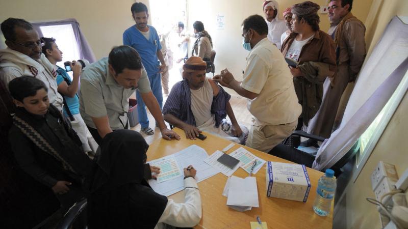 مواطنون يمنيون يتلقون جرعات من لقاح كورونا في مدينة مأرب الواقعة تحت سيطرة الحكومة المعترف بها دوليًا (غيتي)