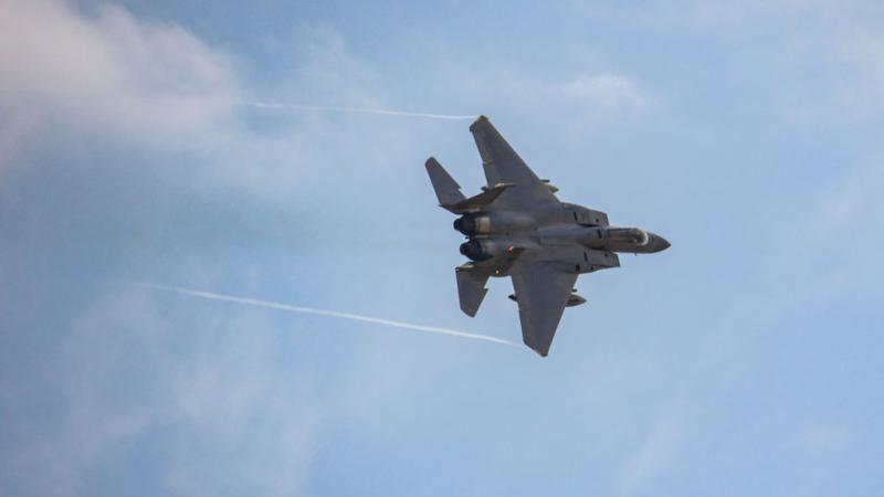نفذت الضربة الجوية طائرات من طراز إف-15 التي أسقطت ثلاث قنابل (غيتي)
