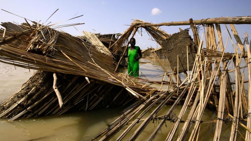 يعيش في جنوب السودان أكثر من 82% من السكان البالغ عددهم 11 مليونًا تحت خط الفقر، وفقًا للبنك الدولي ويعاني 60% منهم من الجوع بسبب النزاعات والجفاف والفيضانات 