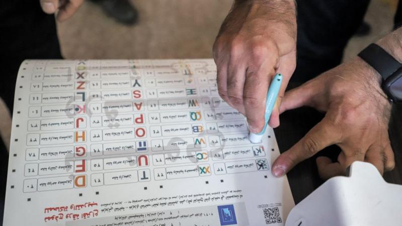 تواجه النتائج الأولية للانتخابات في العراق معارضة واسعة من قوى وفصائل سياسية (غيتي) 