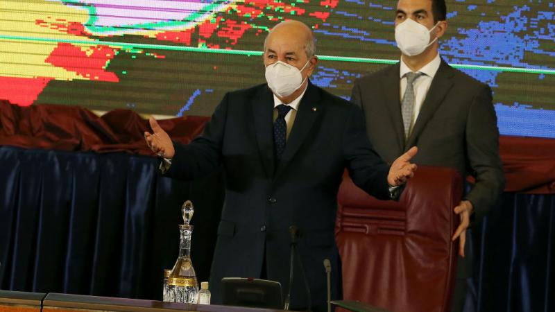أكد الرئيس الجزائري عبد المجيد تبون أنه "مستاء للغاية" من إيمانويل ماكرون بسبب تصريحاته "الخطيرة جدًا (غيتي)