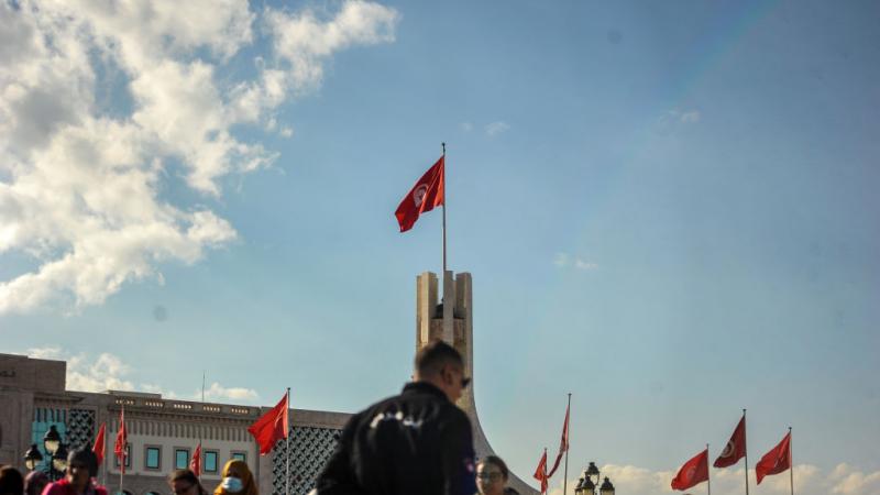 لا تزال تونس تعيش على وقع "التدابير الاستثنائية" التي فرضها الرئيس قيس سعيّد منذ أكثر من ثلاثة أشهر (غيتي)