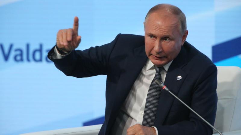 اعتبر الرئيس الروسي فلاديمير بوتين أن حلف شمال الأطلسي الذي قطعت موسكو علاقاتها معه الشهر الماضي قضى على جميع آليات الحوار (غيتي)