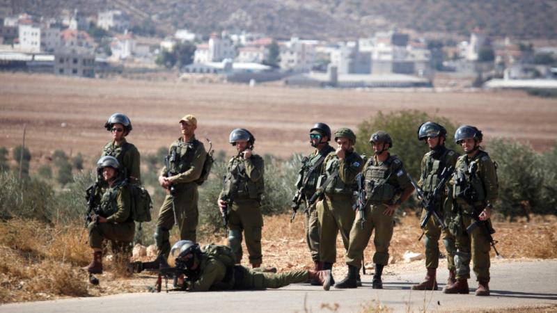 ينفذ المستوطنون بحماية جنود الاحتلال هجمات في حق الفلسطينيين وممتلكاتهم في الضفة الغربية
