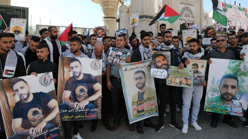 فلسطينيون يطالبون بالإفراج عن الأسرى المضربين عن الطعام في السجون الإسرائيلية