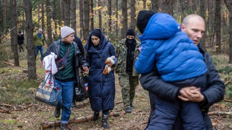 عبر آلاف المهاجرين معظمهم من إفريقيا والشرق الأوسط أو حاولوا عبور الحدود البيلاروسية في الأشهر الأخيرة إلى ليتوانيا أو بولندا أو لاتفيا (غيتي)