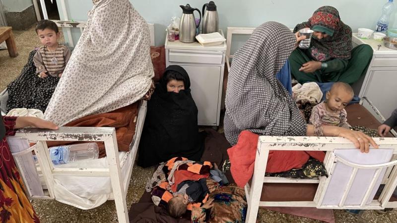 تضرر قطاع الصحة في أفغانستان على نحو خاص نتيجة غياب العديد من العاملين في مجال الرعاية الصحية 