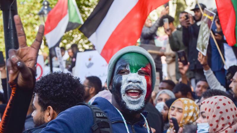 تشهد السودان وخصوصًا العاصمة موجة من الاحتجاجات ويقوم المتظاهرون بإغلاق الشوارع وإعلان العصيان المدني