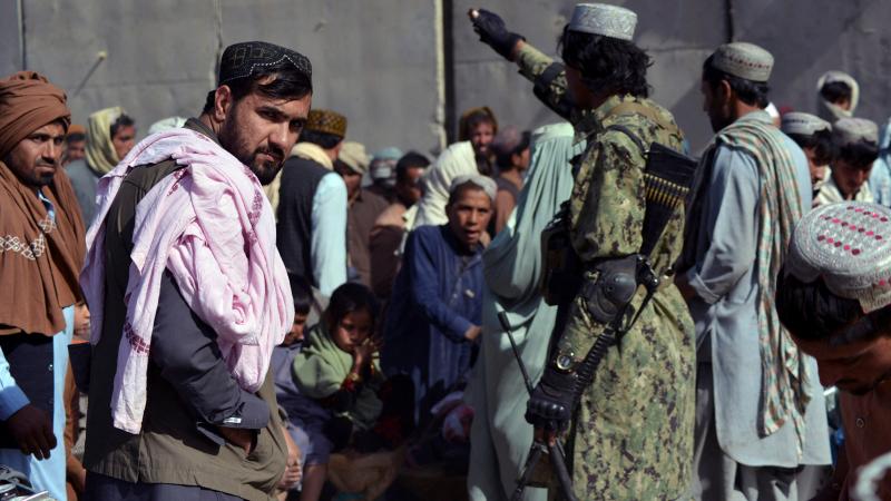 تعيش أفغانستان حاليًا على حافة مخاطر كثيرة من الفقر والمجاعة وانهيار اقتصادي (غيتي)