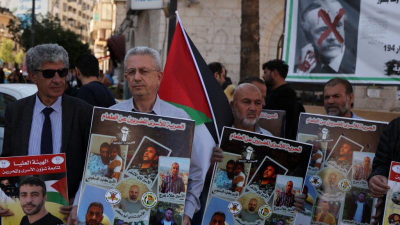 مطالبات شعبية وسياسية فلسطينية بالإفراج عن الأسرى في سجون الاحتلال