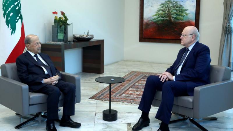 الرئيس اللبناني ميشال عون يستقبل رئيس الحكومة نجيب ميقاتي في قصر بعبدا (غيتي)