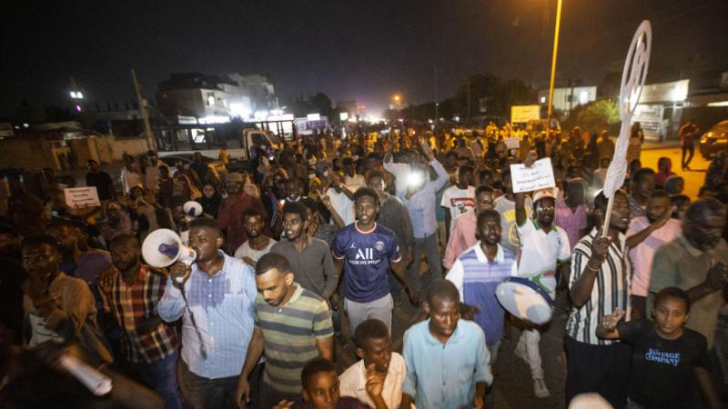 يواصل السودانيون تظاهراتهم المطالبة بتنحّي الجيش عن السياسة