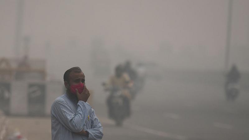 اشتكى سكان نيودلهي عبر مواقع التواصل من تلوث الهواء الخطير (غيتي)