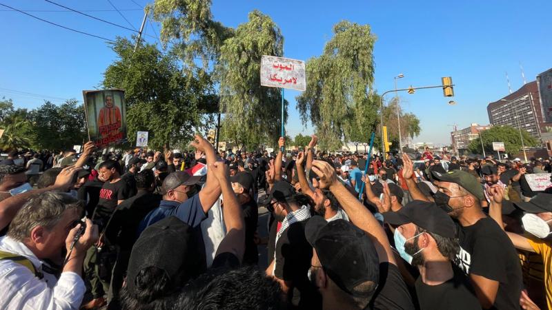 جانب من احتجاجات اليوم أمام المنطقة الخضراء في بغداد (غيتي)