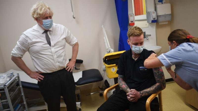 طُلب من العاملين في دور رعاية المسنين في إنكلترا إنهاء التطعيم قبل الخميس (غيتي) 