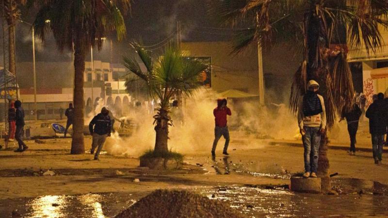 تدور مواجهات عنيفة في شوارع مدينة عقارب التونسية بين الشبان والشرطة التي أطلقت الغاز المسيل للدموع لتفريق المتظاهرين (غيتي)
