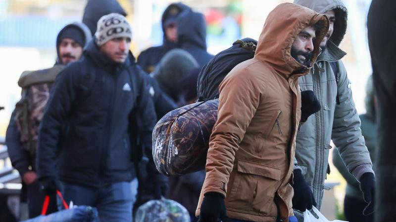 أعلنت بولندا أمس الإثنين أن مئات المهاجرين يحاولون عبور حدودها انطلاقًا من بيلاروسيا (غيتي)