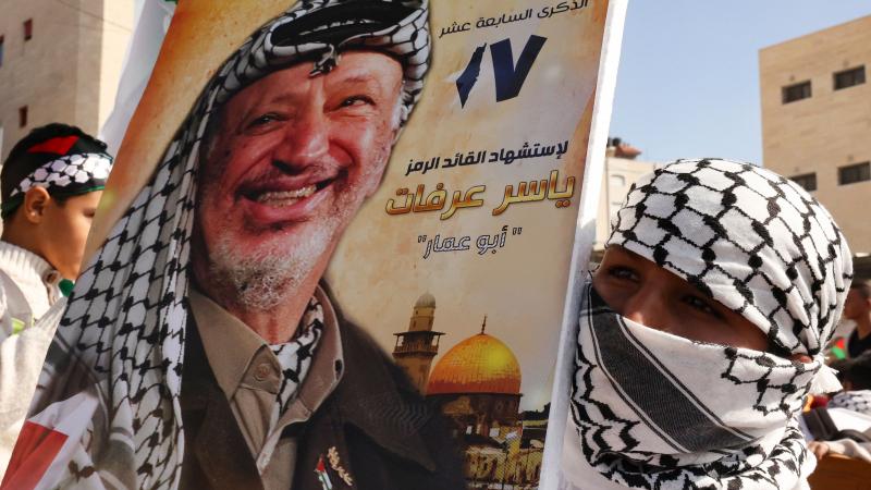 من إحياء الفلسطينيين للذكرى السنوية الـ17 لوفاة الرئيس الراحل ياسر عرفات 