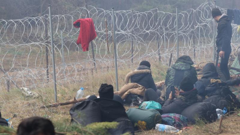 يعيش المهاجرون ظروفًا إنسانية صعبة على الحدود بين بيلاروسيا وبولندا (غيتي)