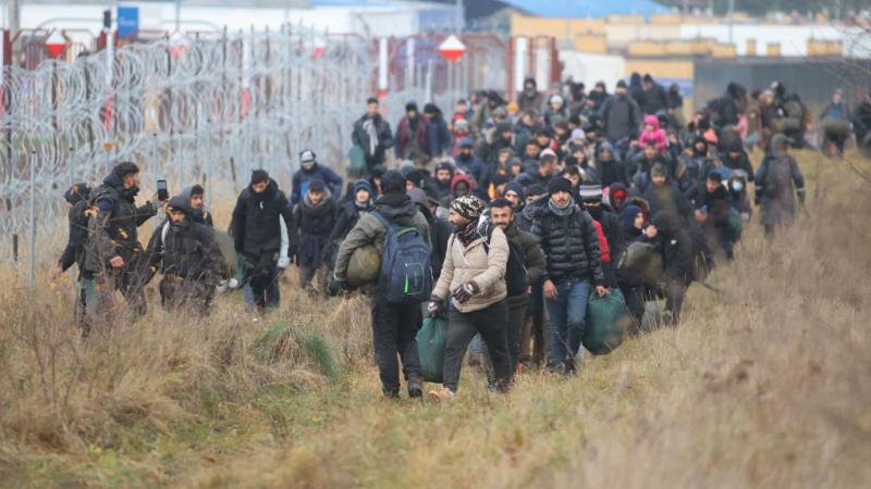 عبّرت منظمة الصحة عن "قلقها الشديد" إزاء وضع المهاجرين العالقين على الحدود بين بيلاروسيا وبولندا وسط الصقيع (غيتي)