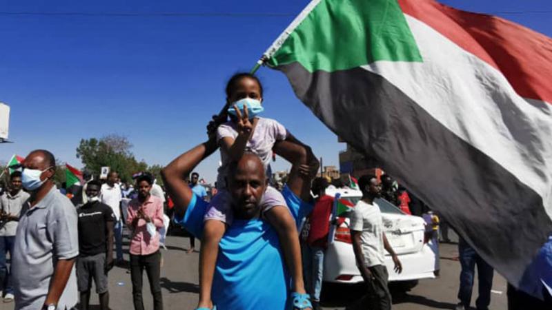 شارك مئات السودانيين في تظاهرة نُظّمت تحت شعار "مليونية 13 نوفمبر" (غيتي)
