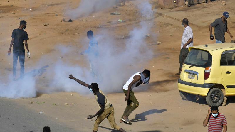 قوات الشرطة السودانية متهمة بقتل متظاهرين محتجين على إجراءات البرهان (غيتي)