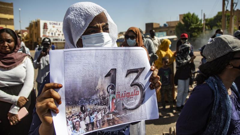 جانب من احتجاجات الشارع السوداني (غيتي)