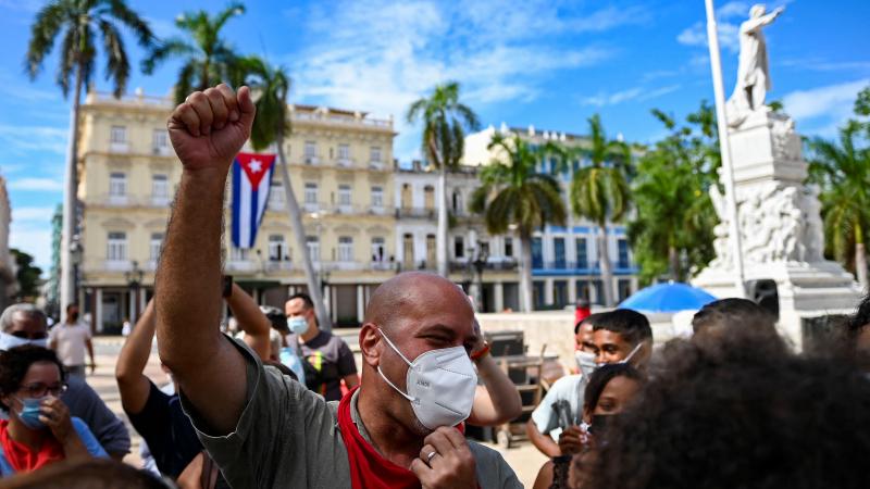 دعت المعارضة الكوبيّة إلى تظاهرة يوم غد الإثنين حظرتها أيضا السلطات الشيوعيّة (غيتي)