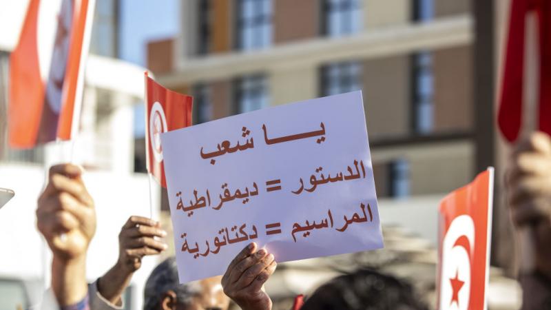 نقلت الأحداث المتسارعة التي عاشتها تونس بعد تجميد عمل البرلمان وإقالة رئيس الحكومة المعركة السياسية إلى الشارع (غيتي)